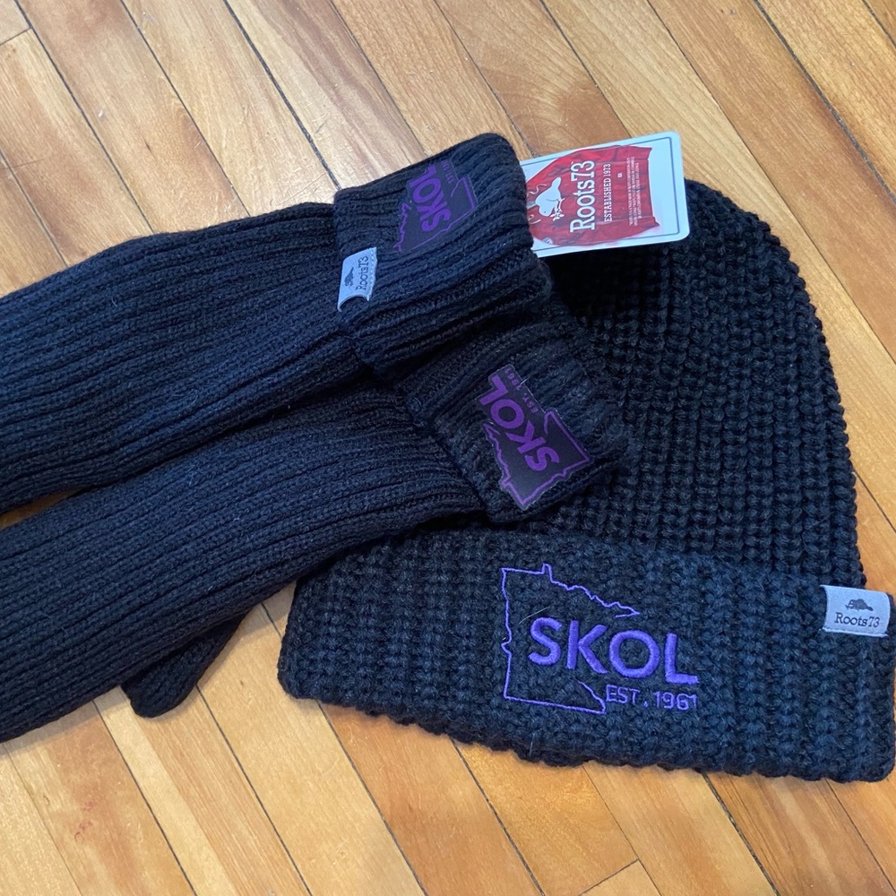 NWT Minnesota Vikings Knit Hat and Mittens Set